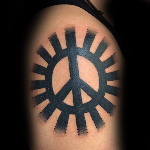 大臂黑色太平洋符号与太阳纹身图案