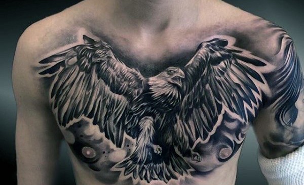 胸部华丽的黑灰飞行鹰纹身图案