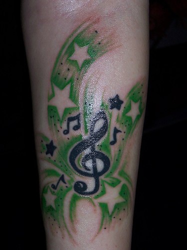 绿色和深蓝星星和音符纹身图案