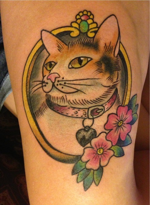 old school可爱的猫与粉红色花朵纹身图案