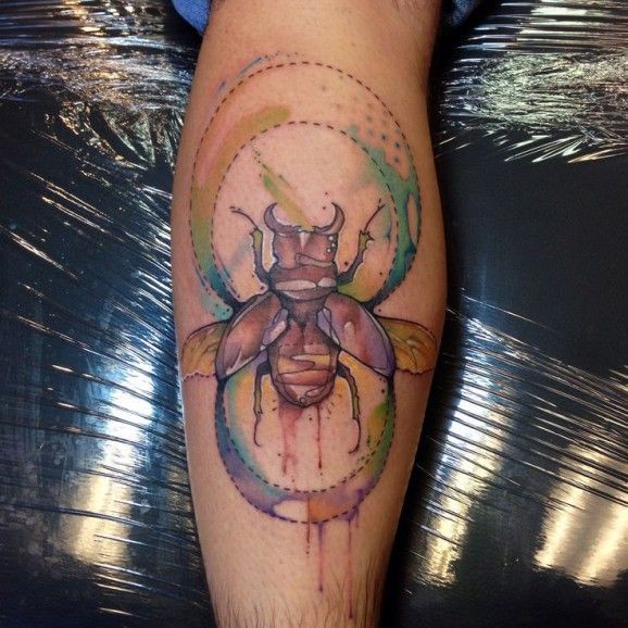 水彩画风格昆虫小腿纹身图案