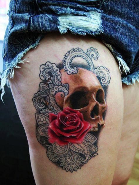 大臂逼真的红玫瑰和骷髅梵花纹身图案