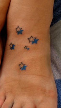黑色和蓝色的星星脚背纹身图案