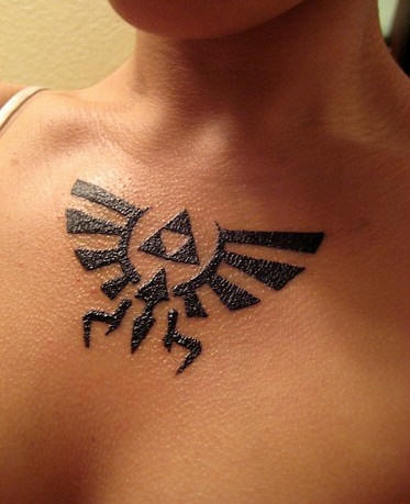 胸部泽尔达部落符号纹身图案
