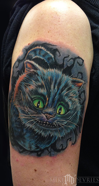手臂彩色咧嘴猫微笑纹身图案