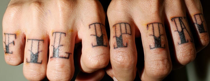 手指半镂空黑色字母纹身图案