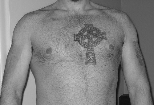 胸部凯尔特结十字架纹身图案