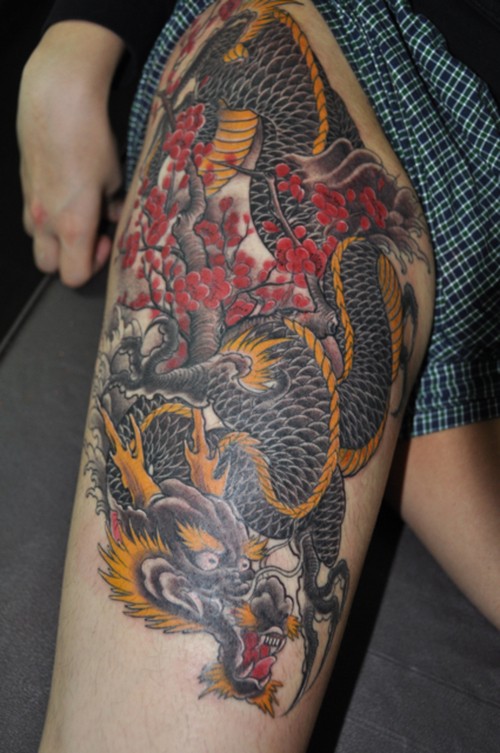 大腿中国风龙和植物纹身图案