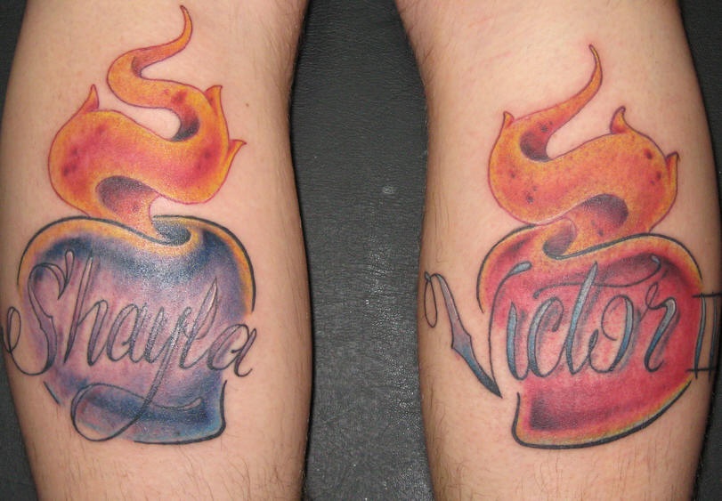 小腿蓝色和红色的圣心字母纹身图案