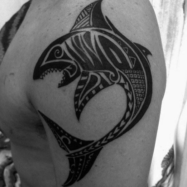 鲨鱼波利尼西亚风格肩部纹身图案
