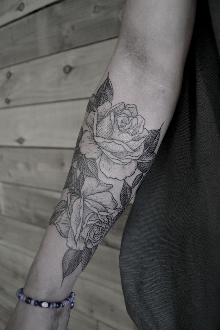 黑灰纹玫瑰手臂纹身图案