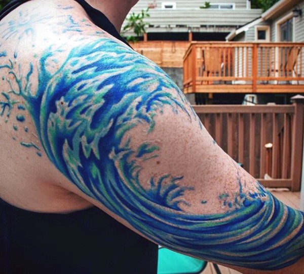 大臂简单的蓝色波浪纹身图案