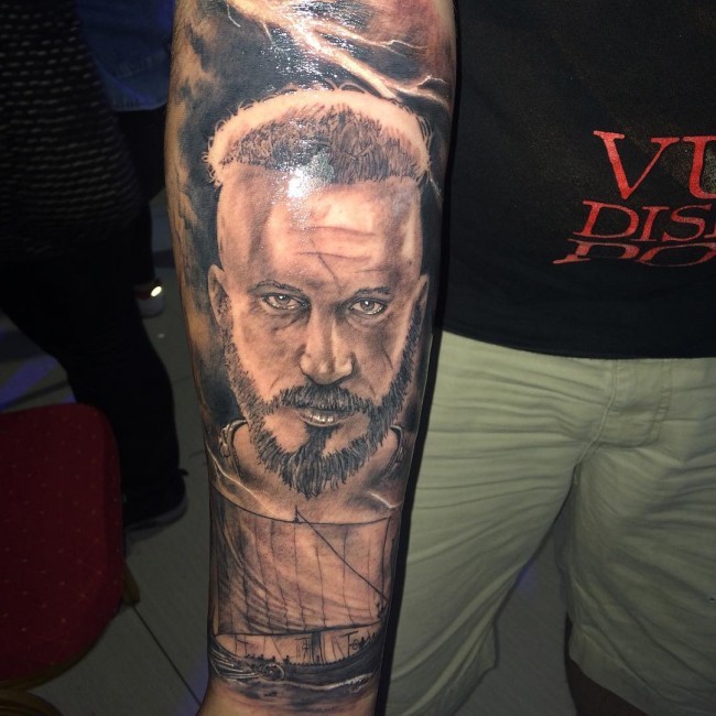 手臂黑灰风格男性肖像纹身图案