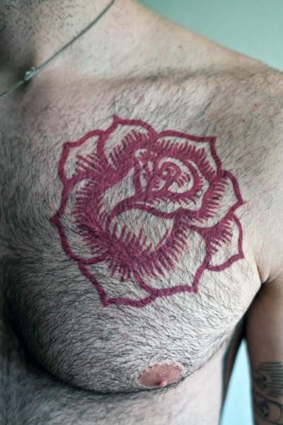 胸部奇妙的红色玫瑰花纹身图案