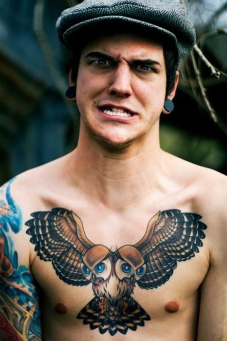 男性胸部彩色猫头鹰两个头纹身图案
