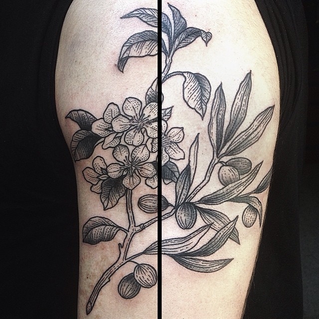 大臂黑色线条点刺花朵纹身图案