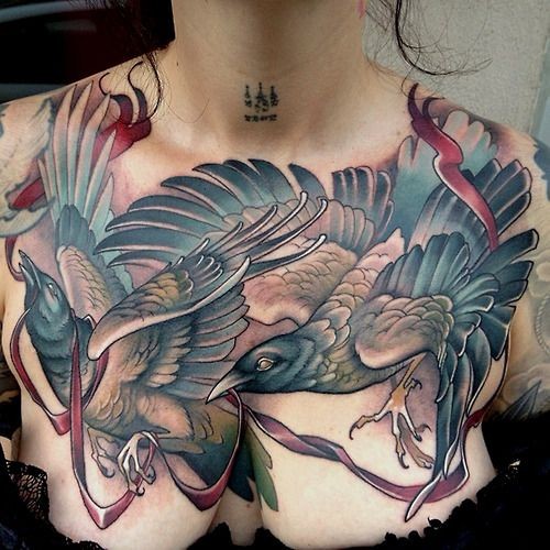 胸部鲜艳的乌鸦与丝带纹身图案