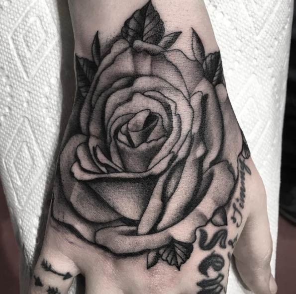 手背漂亮黑灰手绘玫瑰与树叶纹身图案