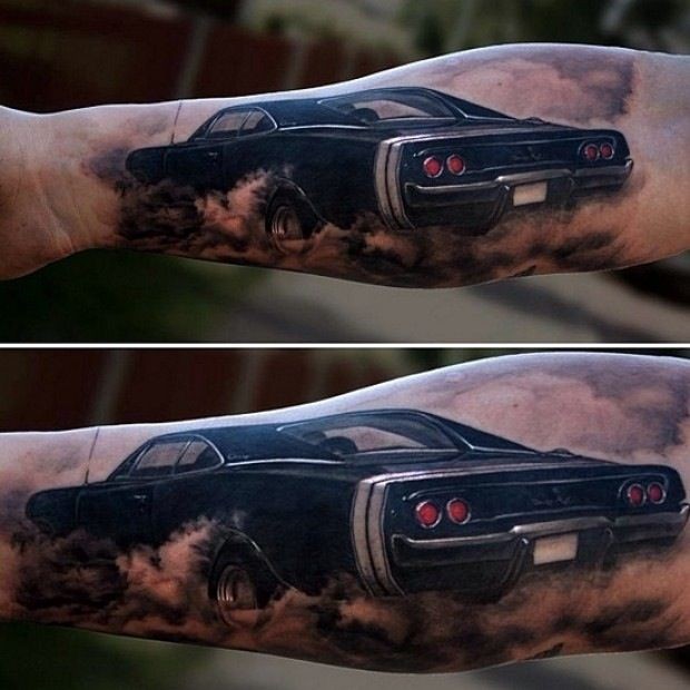 小臂写实的黑色汽车纹身图案