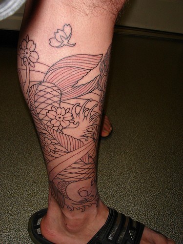 腿部黑白线条鲤鱼纹身图案