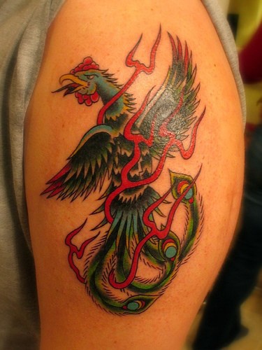大臂中国风彩色公鸡纹身图案