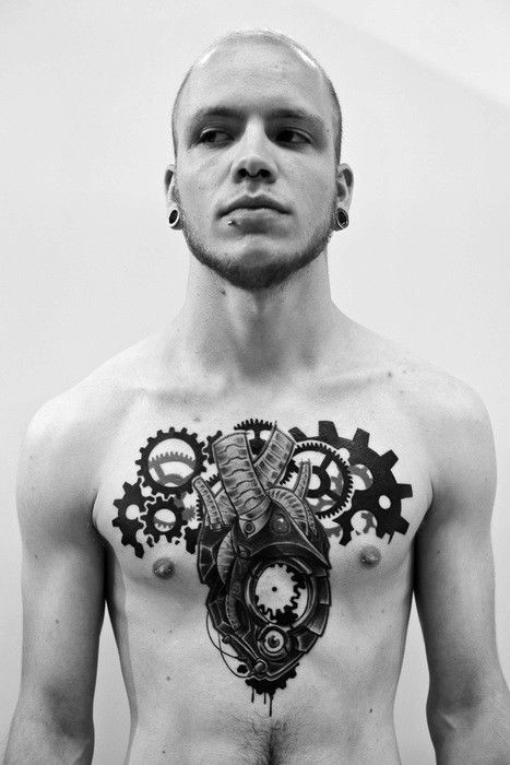 男性胸部黑色机械心脏与齿轮纹身图案