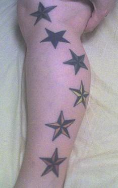 小腿不同颜色的星星纹身图案