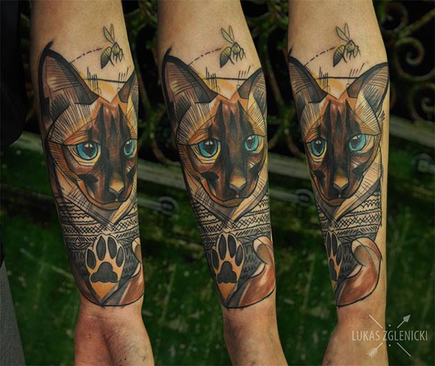 小臂可爱的彩色猫线条纹身图案