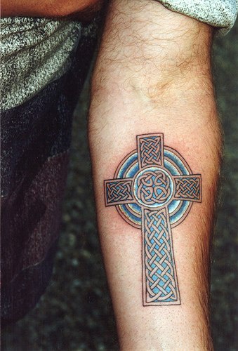 凯尔特结十字架彩色手臂纹身图案