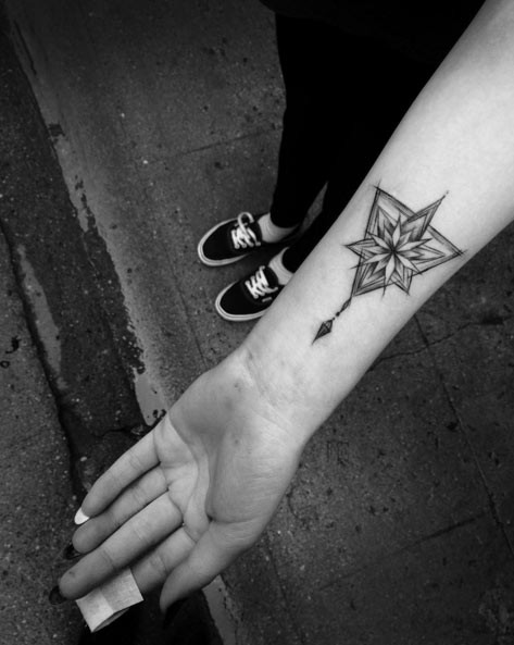 小臂黑色个性星星与几何图形相结合纹身图案