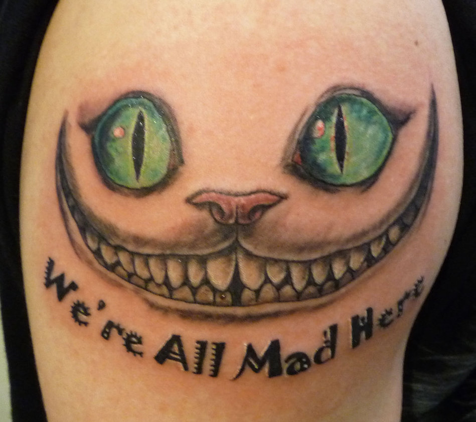 绿眼睛的猫和字母纹身图案