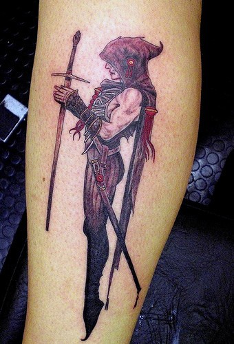 小腿黑色恶魔男子和锋利的枪纹身图案