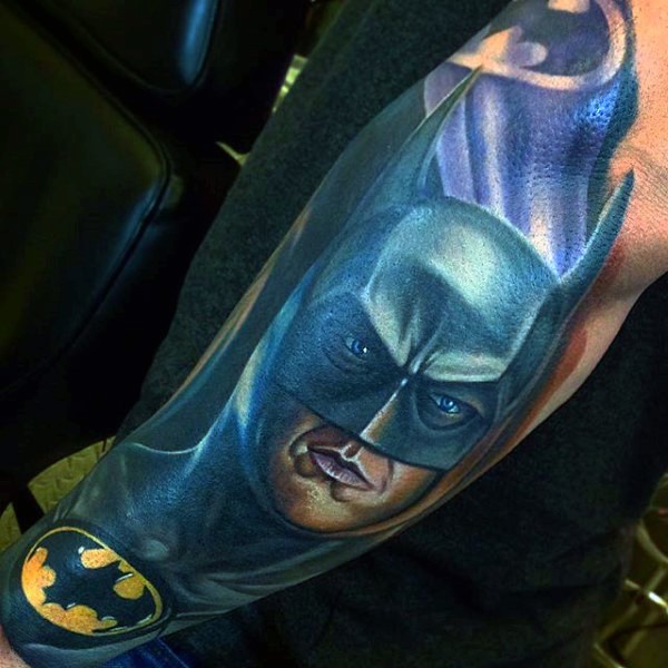 小臂彩色卡通蝙蝠侠纹身图案