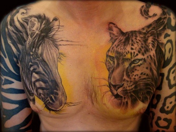 胸部写实的彩色斑马和豹头部纹身图案