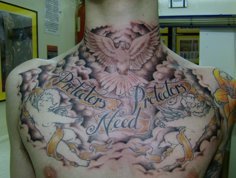 胸部鸽子在天堂与天使纹身图案