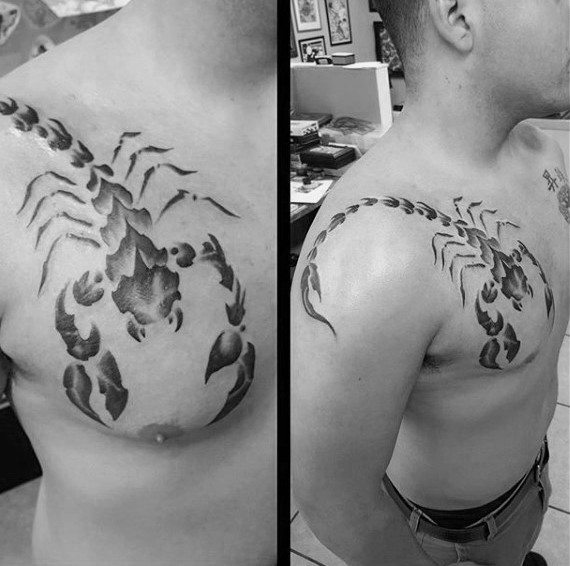 男性胸部和肩部简约黑色小蝎子纹身图案