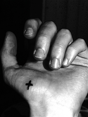 大胆的黑色十字架标志手部纹身图案