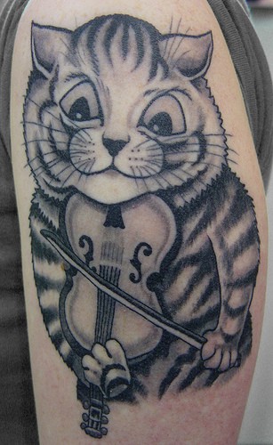 有趣的猫拉小提琴纹身图案