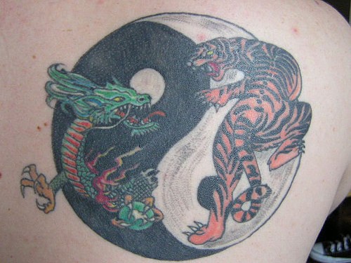 阴阳八卦与虎龙纹身图案