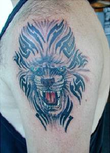 愤怒的狼头与黑色部落线条纹身图案