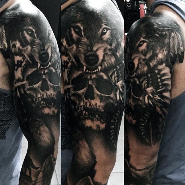 大臂黑色印度骷髅和狼头盔纹身图案