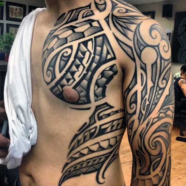 胸部和肩部巨大的黑白波利尼西亚图腾纹身图案