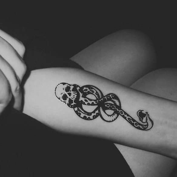 手臂黑色蛇结合骷髅纹身图案