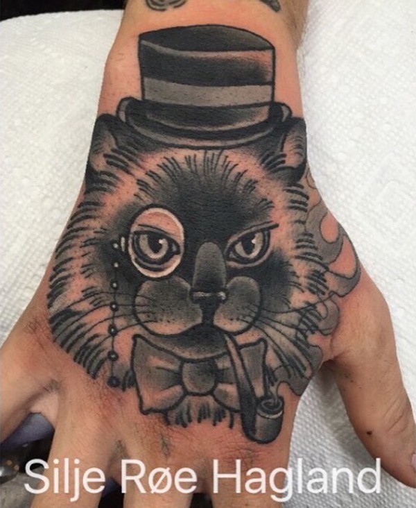 戴帽子的吸烟猫插画式手背纹身图案