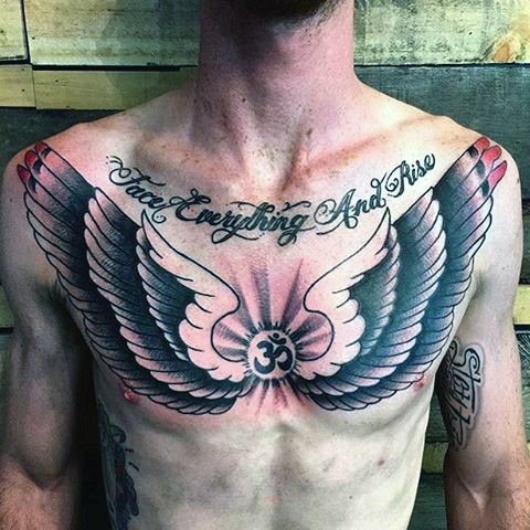 胸部黑白翅膀与字母和符号纹身图案