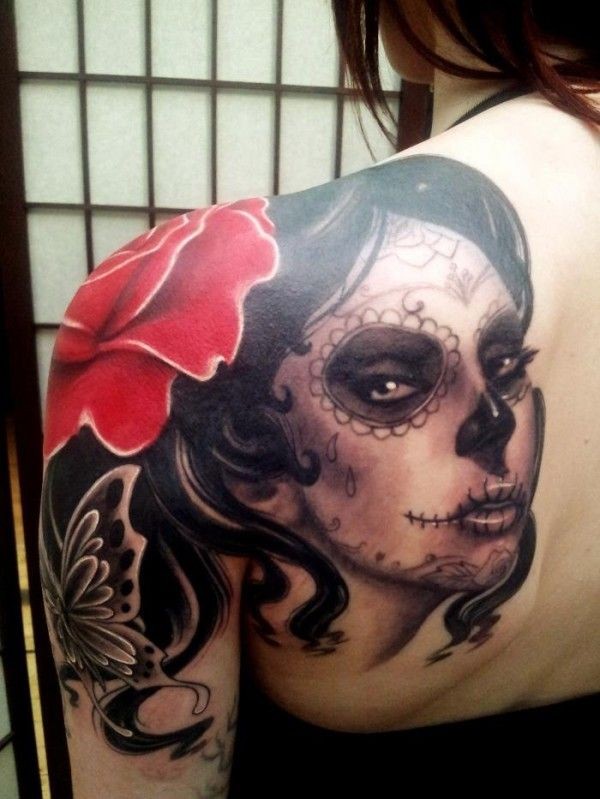 肩部死亡女郎与一朵玫瑰纹身图案