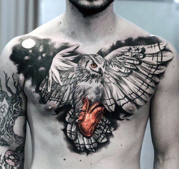 胸部写实猫头鹰和红色心脏纹身图案