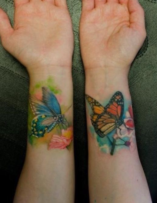 两种不同的蝴蝶手腕纹身图案