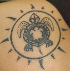 圆形太阳和黑色乌龟纹身图案