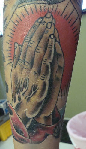 祈祷之手彩色经典纹身图案